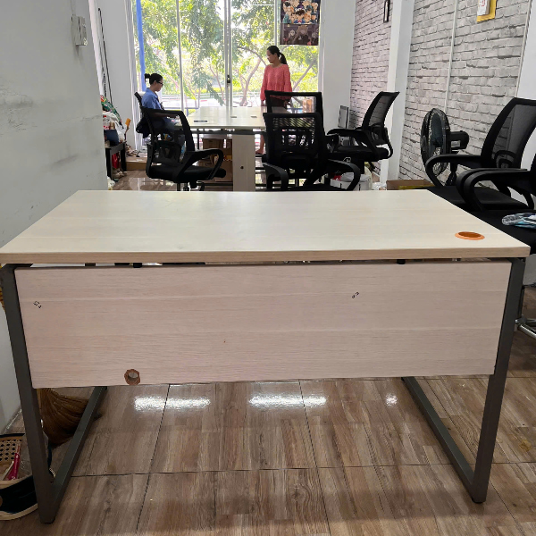 Bàn Làm Việc Chân Sắt Cũ 1m4 X 70cm: Giải Pháp Tối Ưu Cho Không Gian Văn Phòng