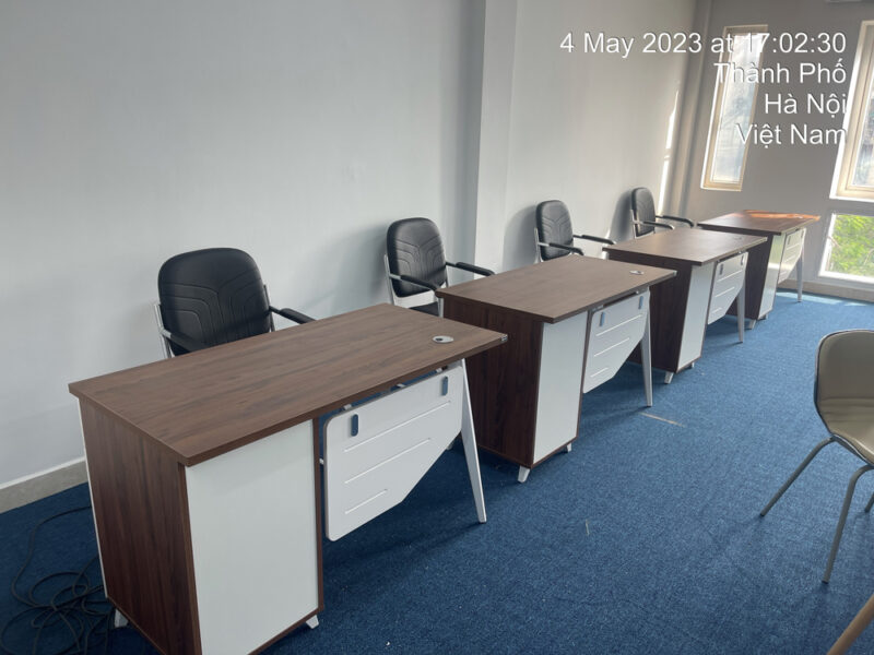 Bàn Hội Trường Chân Sắt: Cấu Tạo, Ưu Điểm và Tiêu Chí Chọn Lựa