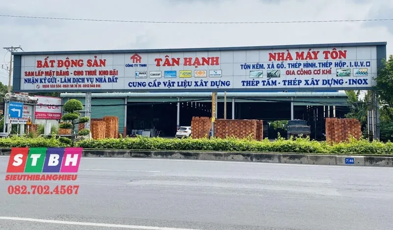 Bảng hiệu tiệm vật liệu xây dựng dễ nhận biết từ xa
