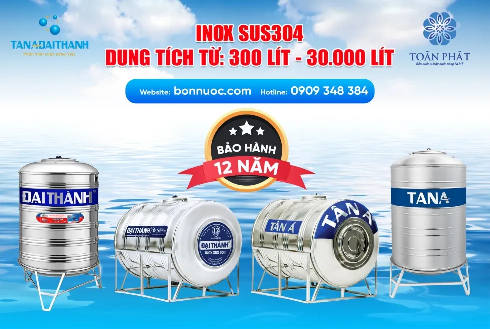 Cảnh sát đang kiểm tra hiện trường nơi nạn nhân được tìm thấy