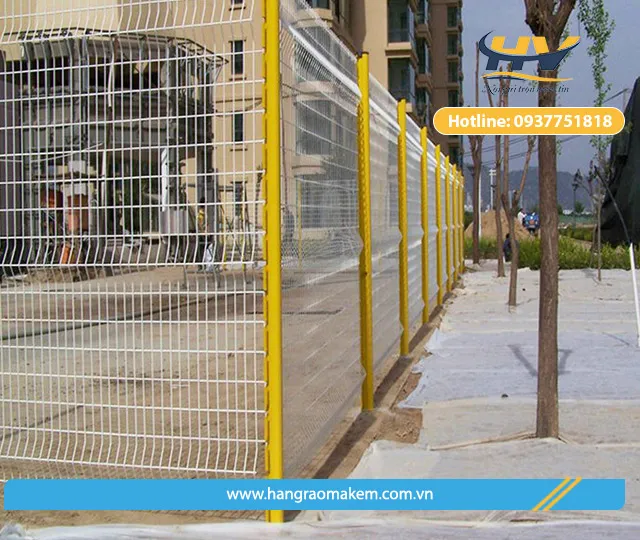 Mẫu hàng rào lưới thép hiện đại cho khu dân cư năm 2026