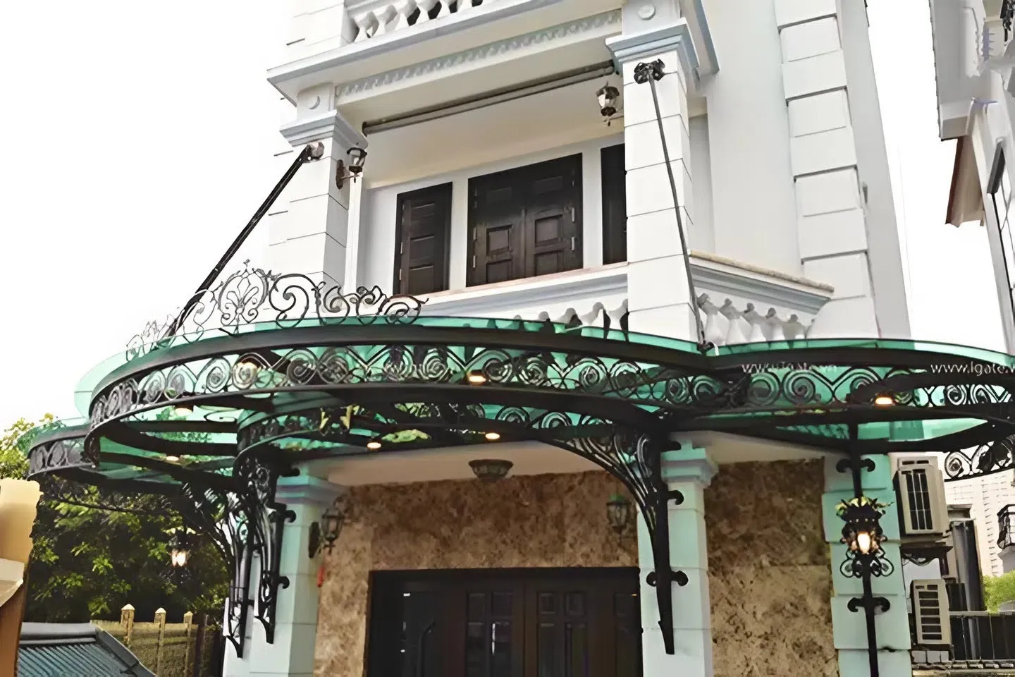 Giá mái kính sắt mỹ thuật tùy thuộc vào kiểu dáng và vật liệu