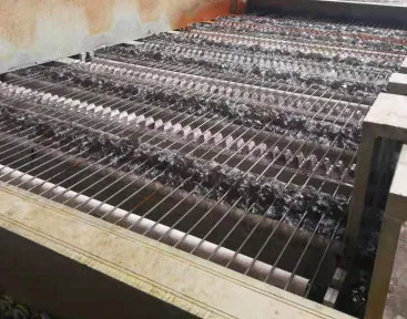 Bể mạ kẽm nóng chảy ở nhiệt độ cao đảm bảo lớp kẽm bám chặt vào cốt thép