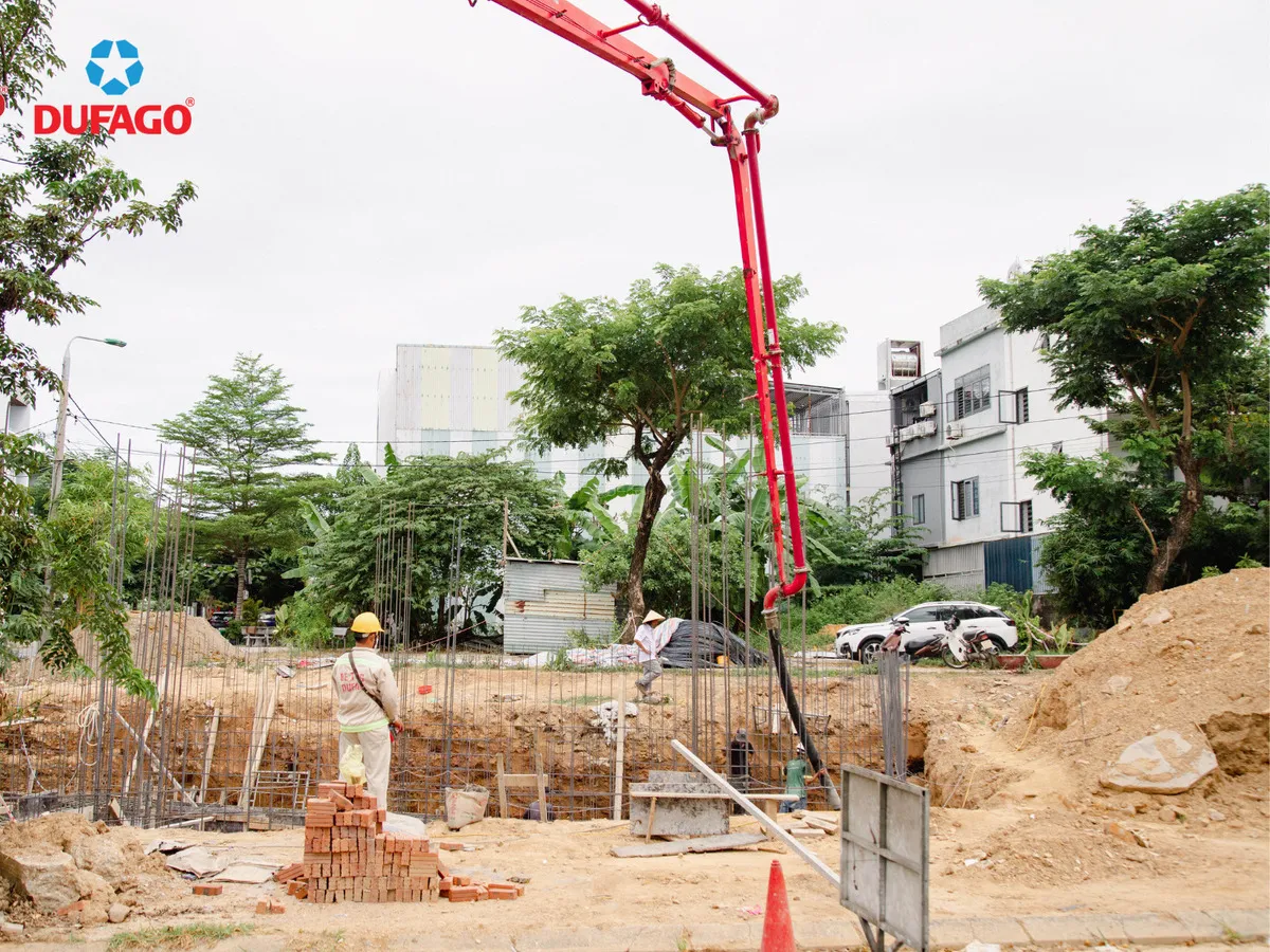 Kỹ thuật viên đang chuẩn bị dụng cụ đo độ sụt bê tông tại hiện trường