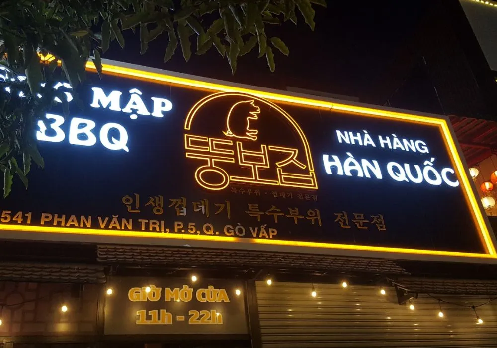 Biển quảng cáo được làm từ đèn LED nổi bật