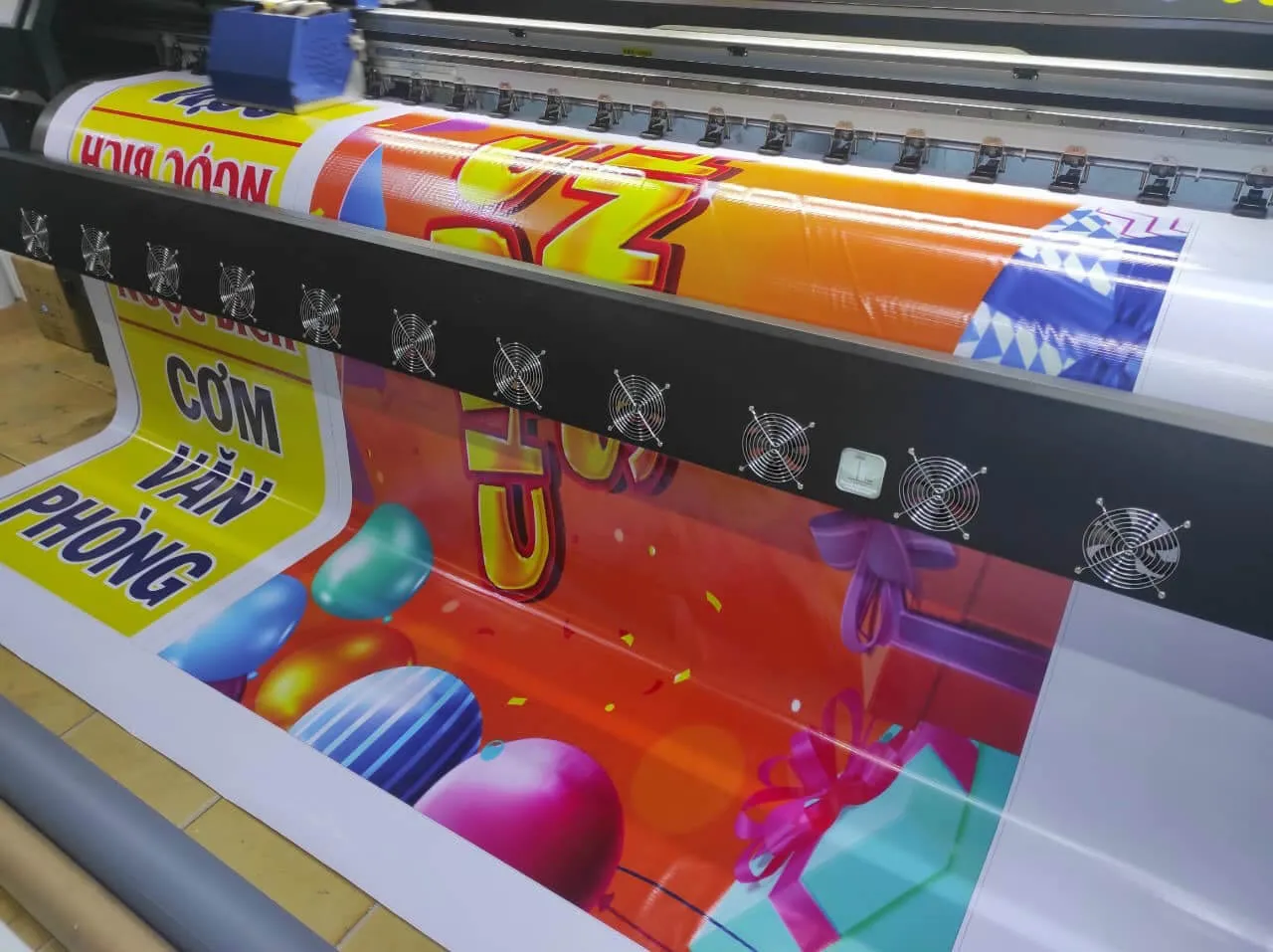 Biển quảng cáo được in bằng chất liệu decal