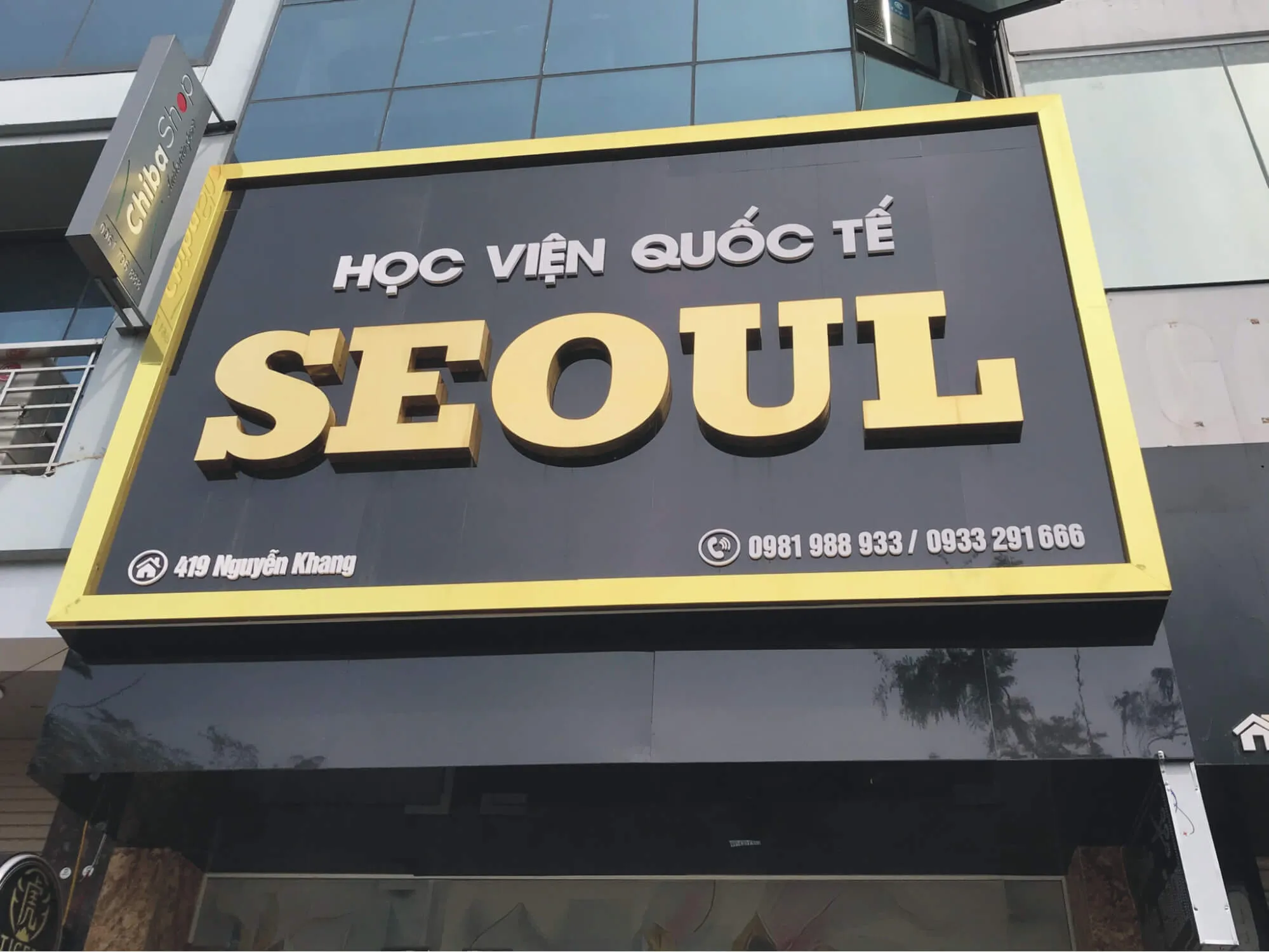 Biển quảng cáo được làm từ tấm nhựa PVC phủ PETG bóng gương