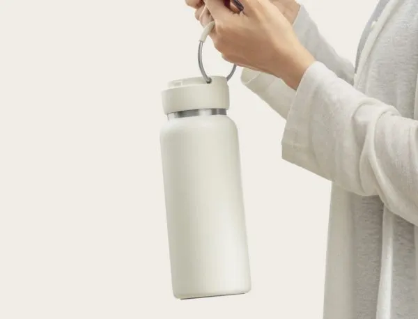 Bình giữ nhiệt inox 304 trọng lượng khá nặng, gây bất tiện khi di chuyển xa.