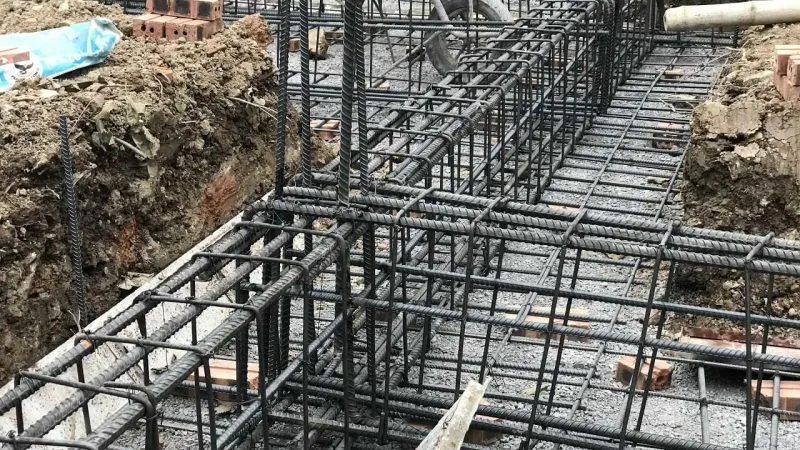 Bố trí thép dầm móng trong thiết diện ngang
