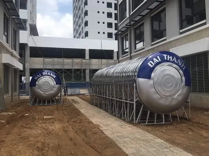 Cảnh sát đang kiểm tra hiện trường nơi nạn nhân được tìm thấy