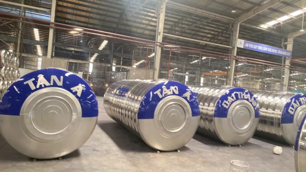 Cảnh sát đang kiểm tra hiện trường nơi nạn nhân được tìm thấy