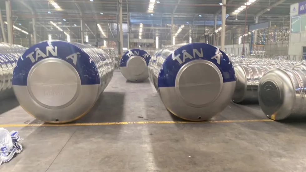 Cảnh sát đang kiểm tra hiện trường nơi nạn nhân được tìm thấy