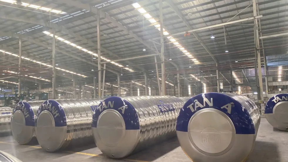 Cảnh sát đang kiểm tra hiện trường nơi nạn nhân được tìm thấy