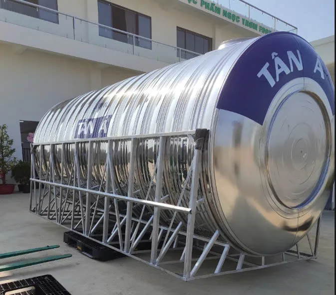 Cảnh sát đang kiểm tra hiện trường nơi nạn nhân được tìm thấy