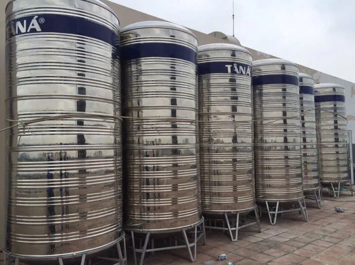 Cảnh sát đang kiểm tra hiện trường nơi nạn nhân được tìm thấy