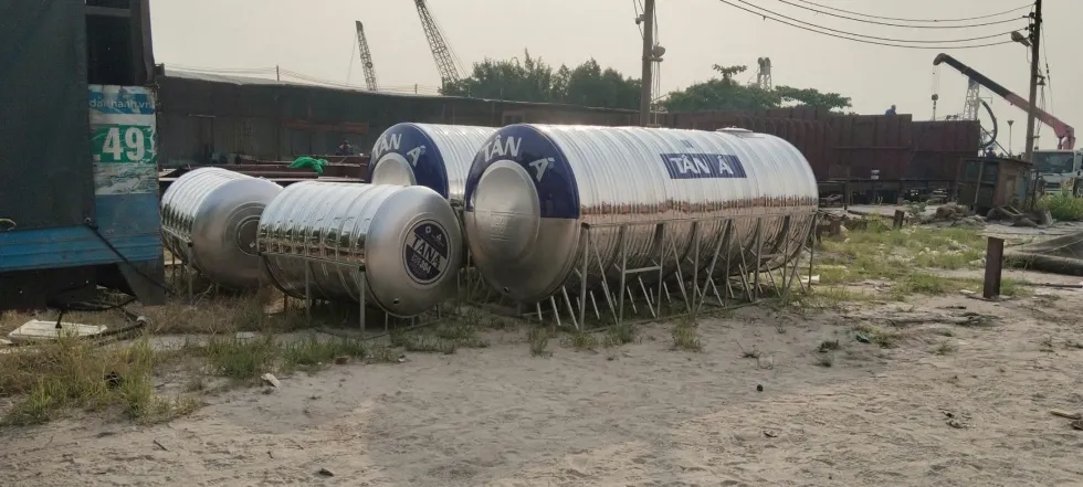 Cảnh sát đang kiểm tra hiện trường nơi nạn nhân được tìm thấy