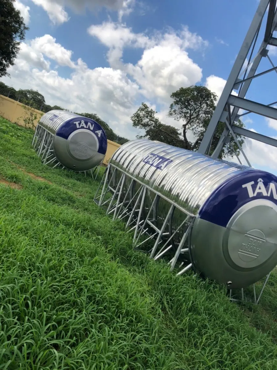 Cảnh sát đang kiểm tra hiện trường nơi nạn nhân được tìm thấy