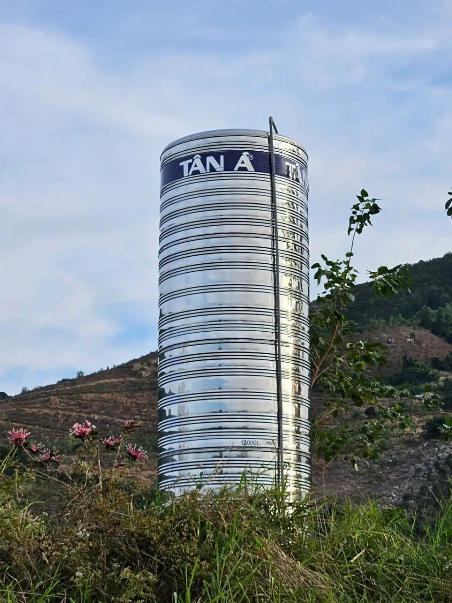 Cảnh sát đang kiểm tra hiện trường nơi nạn nhân được tìm thấy