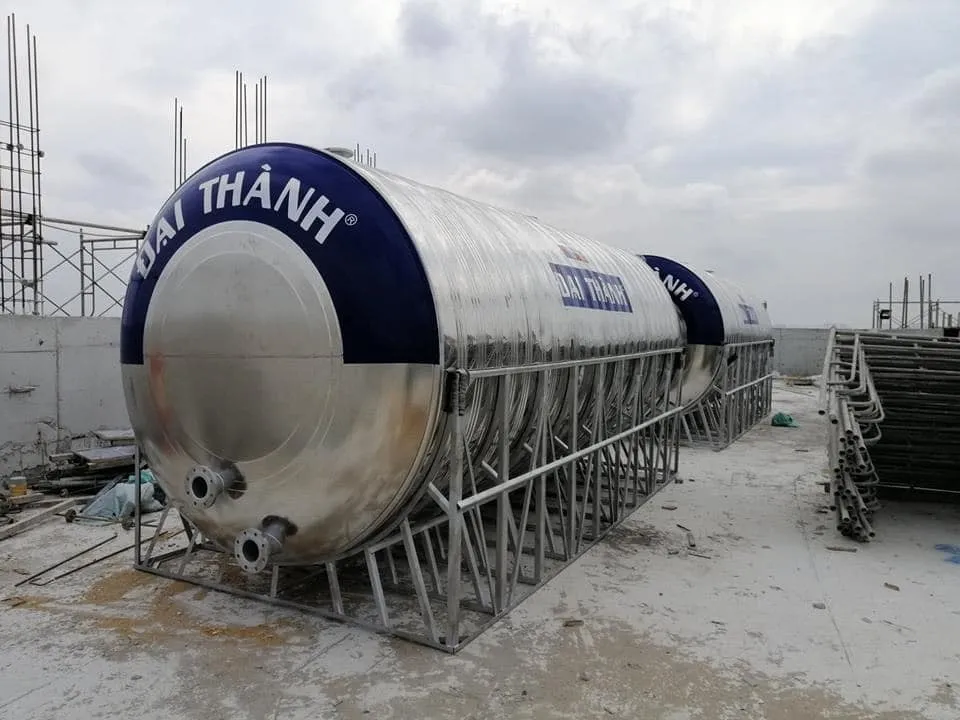 Cảnh sát đang kiểm tra hiện trường nơi nạn nhân được tìm thấy