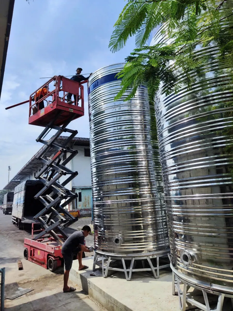 Cảnh sát đang kiểm tra hiện trường nơi nạn nhân được tìm thấy