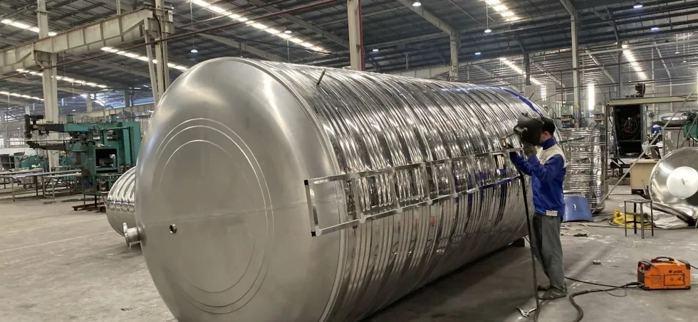 Cảnh sát đang kiểm tra hiện trường nơi nạn nhân được tìm thấy