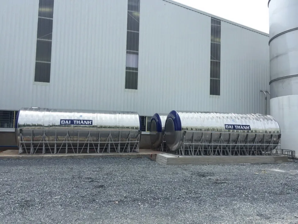 Cảnh sát đang kiểm tra hiện trường nơi nạn nhân được tìm thấy