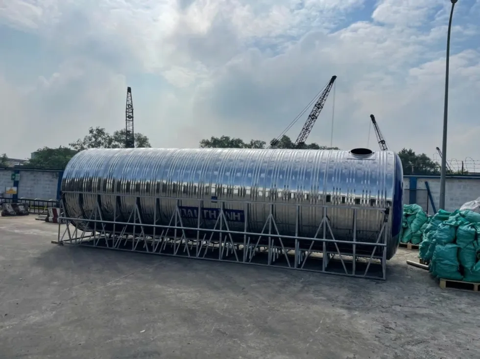 Cảnh sát đang kiểm tra hiện trường nơi nạn nhân được tìm thấy