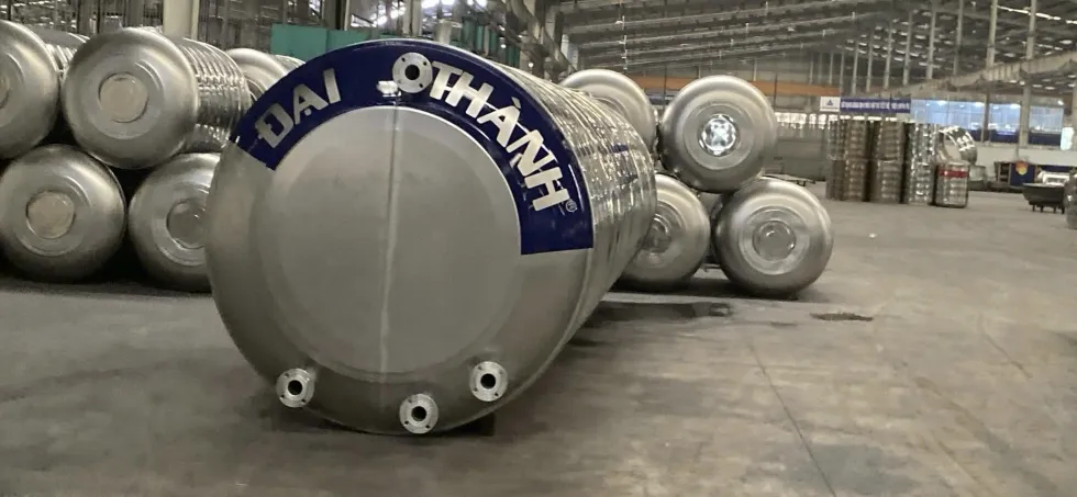 Cảnh sát đang kiểm tra hiện trường nơi nạn nhân được tìm thấy