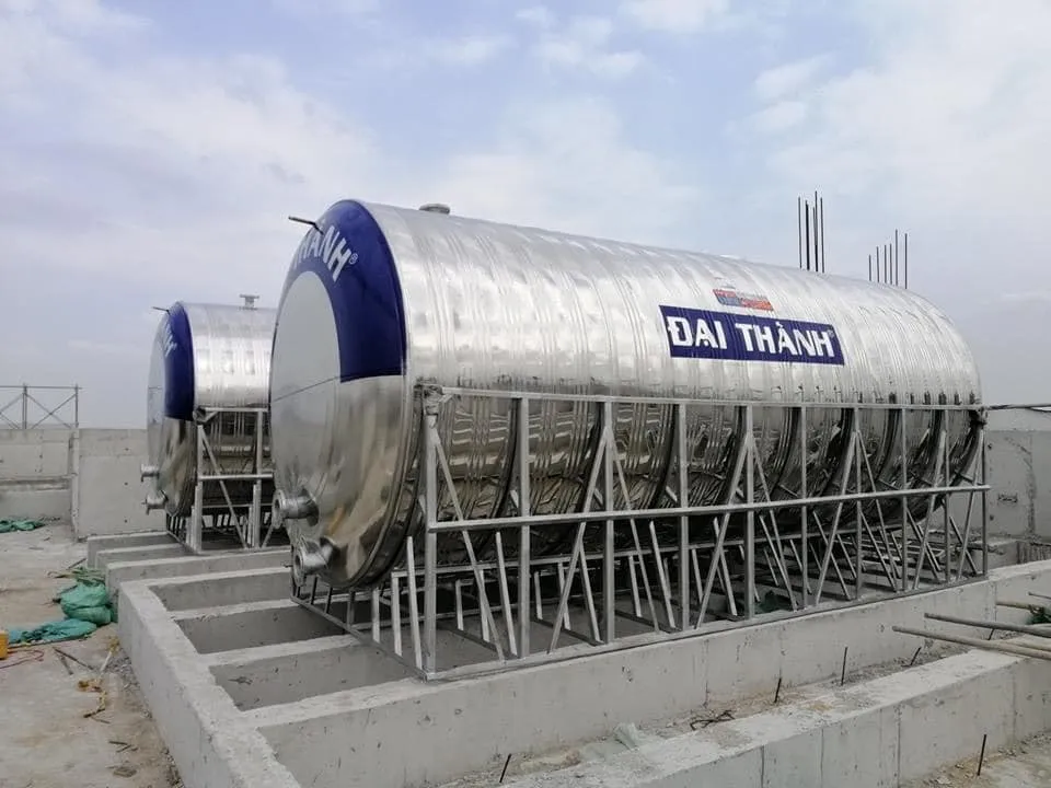 Cảnh sát đang kiểm tra hiện trường nơi nạn nhân được tìm thấy