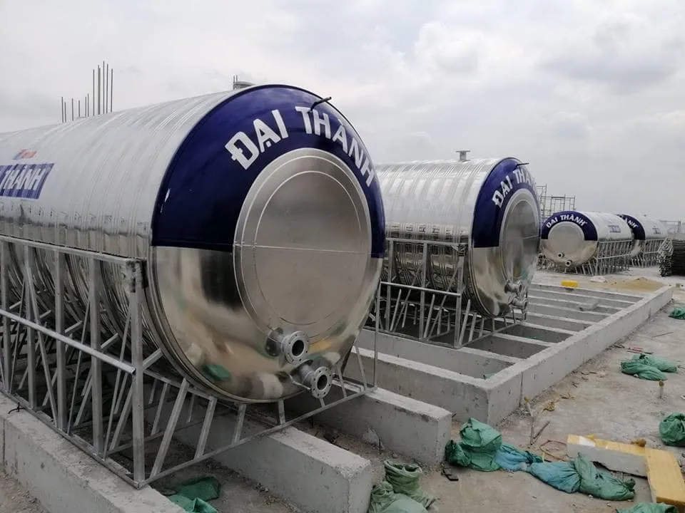 Cảnh sát đang kiểm tra hiện trường nơi nạn nhân được tìm thấy