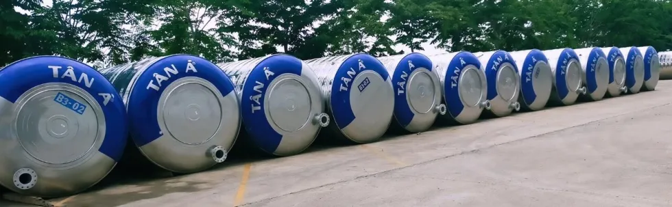 Cảnh sát đang kiểm tra hiện trường nơi nạn nhân được tìm thấy