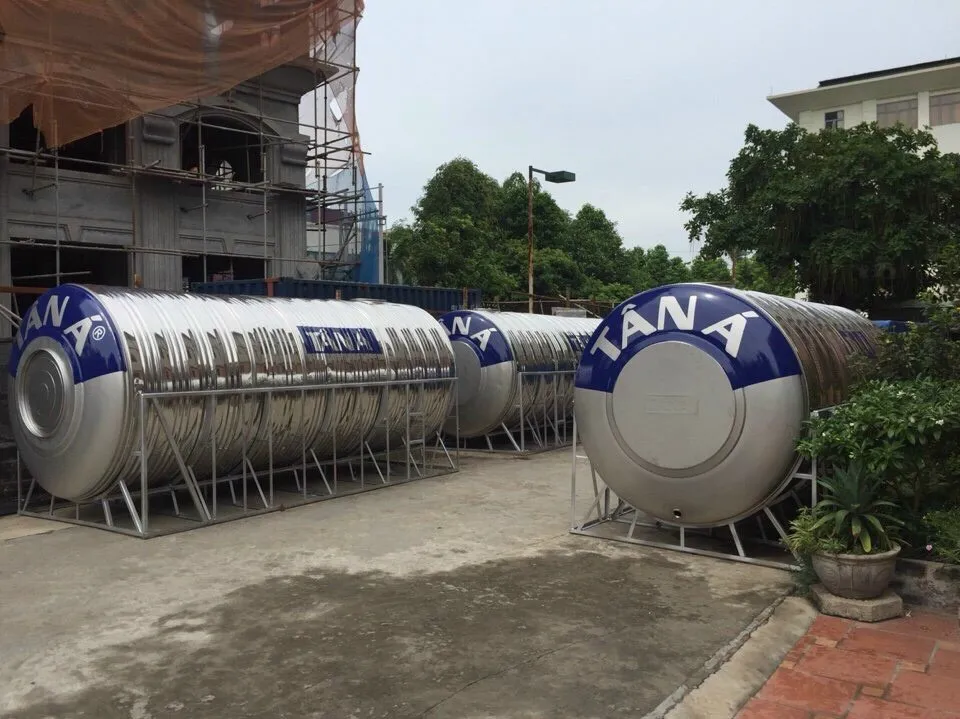 Cảnh sát đang kiểm tra hiện trường nơi nạn nhân được tìm thấy