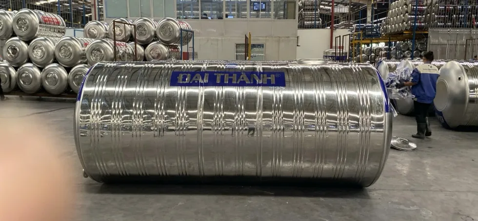 Cảnh sát đang kiểm tra hiện trường nơi nạn nhân được tìm thấy