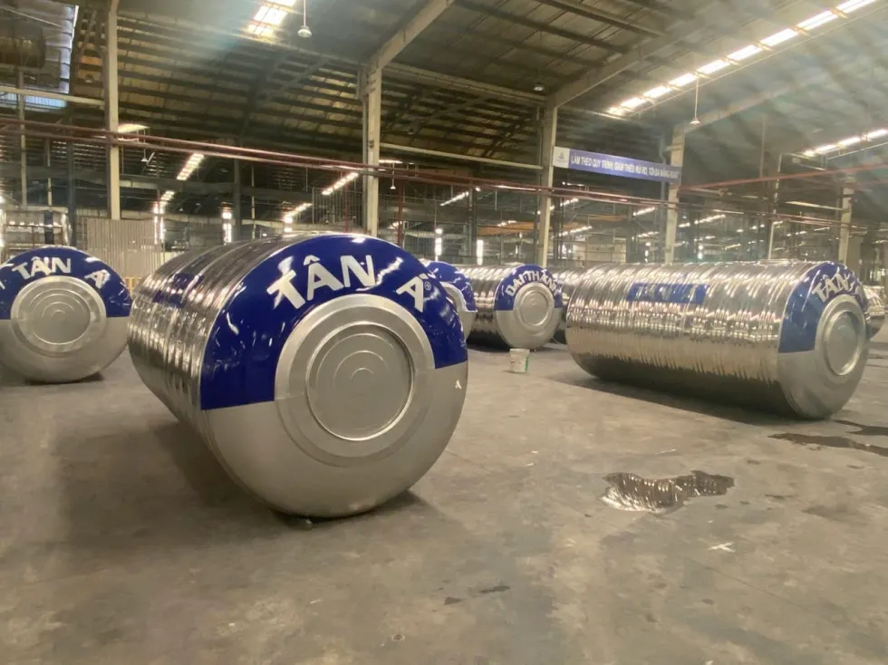 Cảnh sát đang kiểm tra hiện trường nơi nạn nhân được tìm thấy