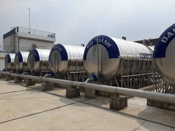 Cảnh sát đang kiểm tra hiện trường nơi nạn nhân được tìm thấy