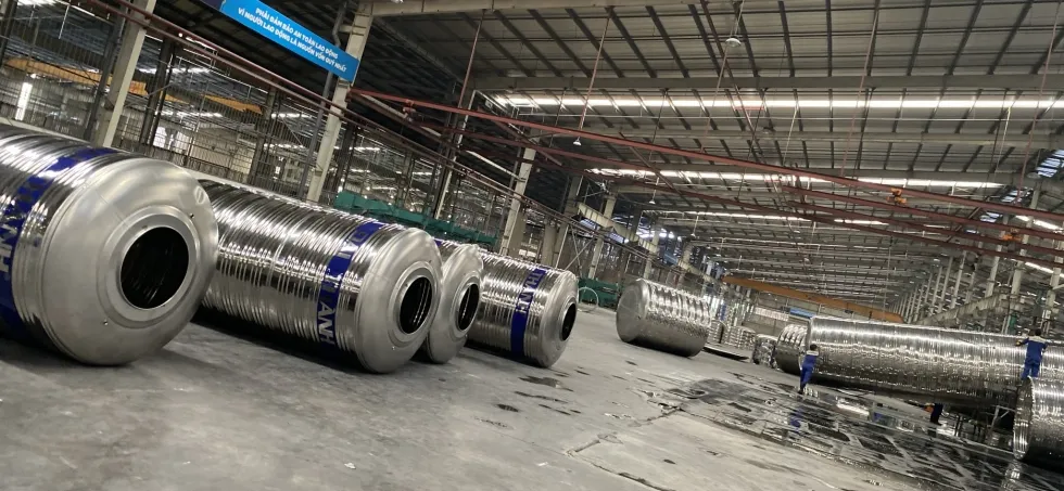 Cảnh sát đang kiểm tra hiện trường nơi nạn nhân được tìm thấy