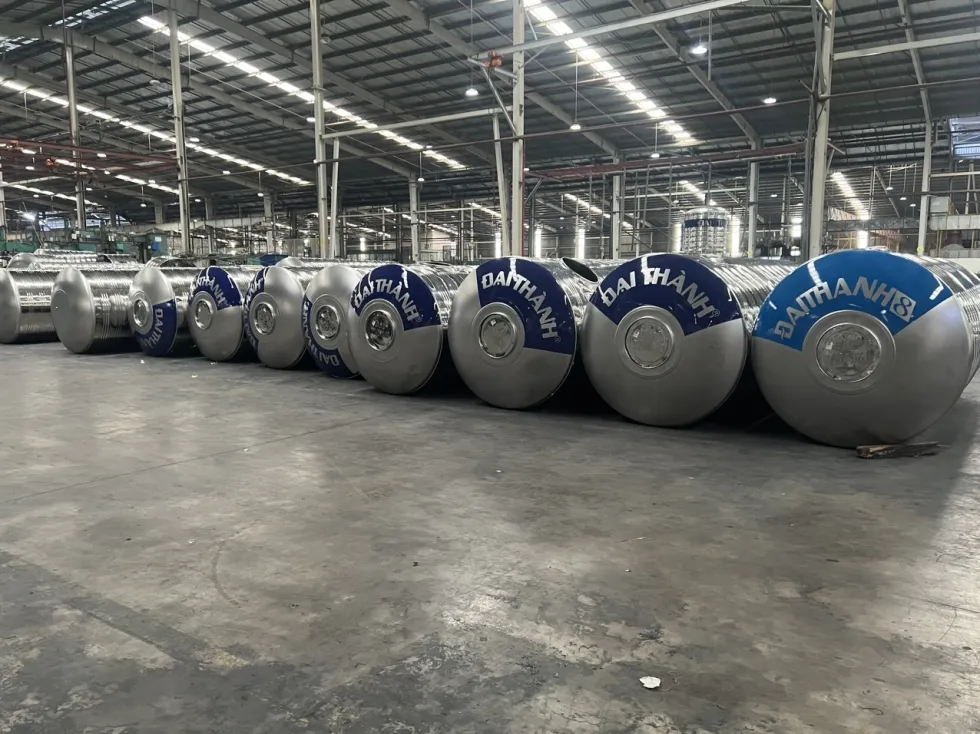 Cảnh sát đang kiểm tra hiện trường nơi nạn nhân được tìm thấy