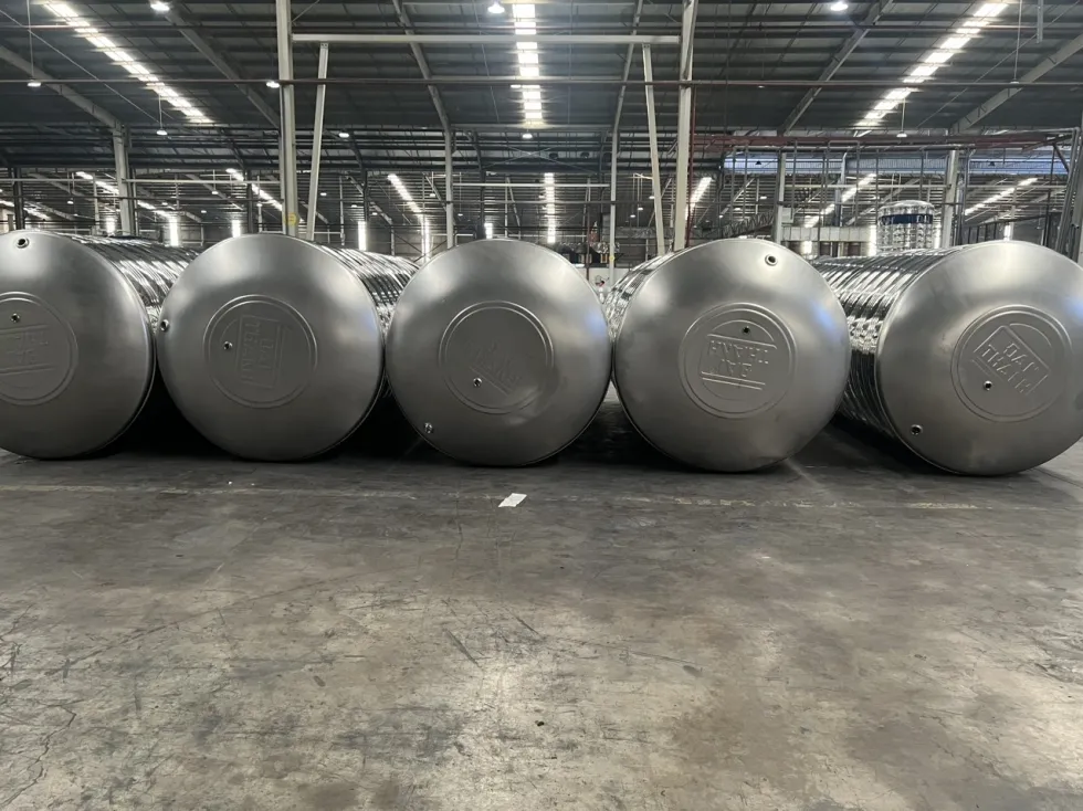 Cảnh sát đang kiểm tra hiện trường nơi nạn nhân được tìm thấy