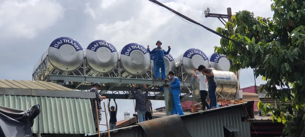 Cảnh sát đang kiểm tra hiện trường nơi nạn nhân được tìm thấy