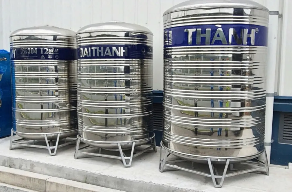 Cảnh sát đang kiểm tra hiện trường nơi nạn nhân được tìm thấy