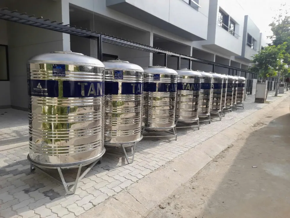 Cảnh sát đang kiểm tra hiện trường nơi nạn nhân được tìm thấy