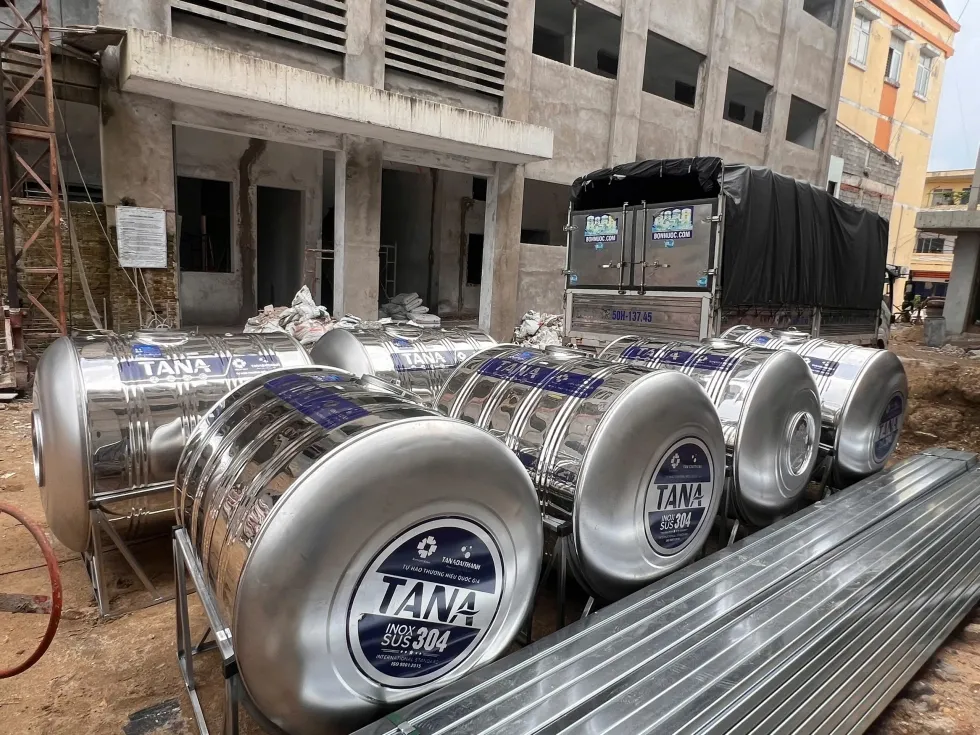 Cảnh sát đang kiểm tra hiện trường nơi nạn nhân được tìm thấy