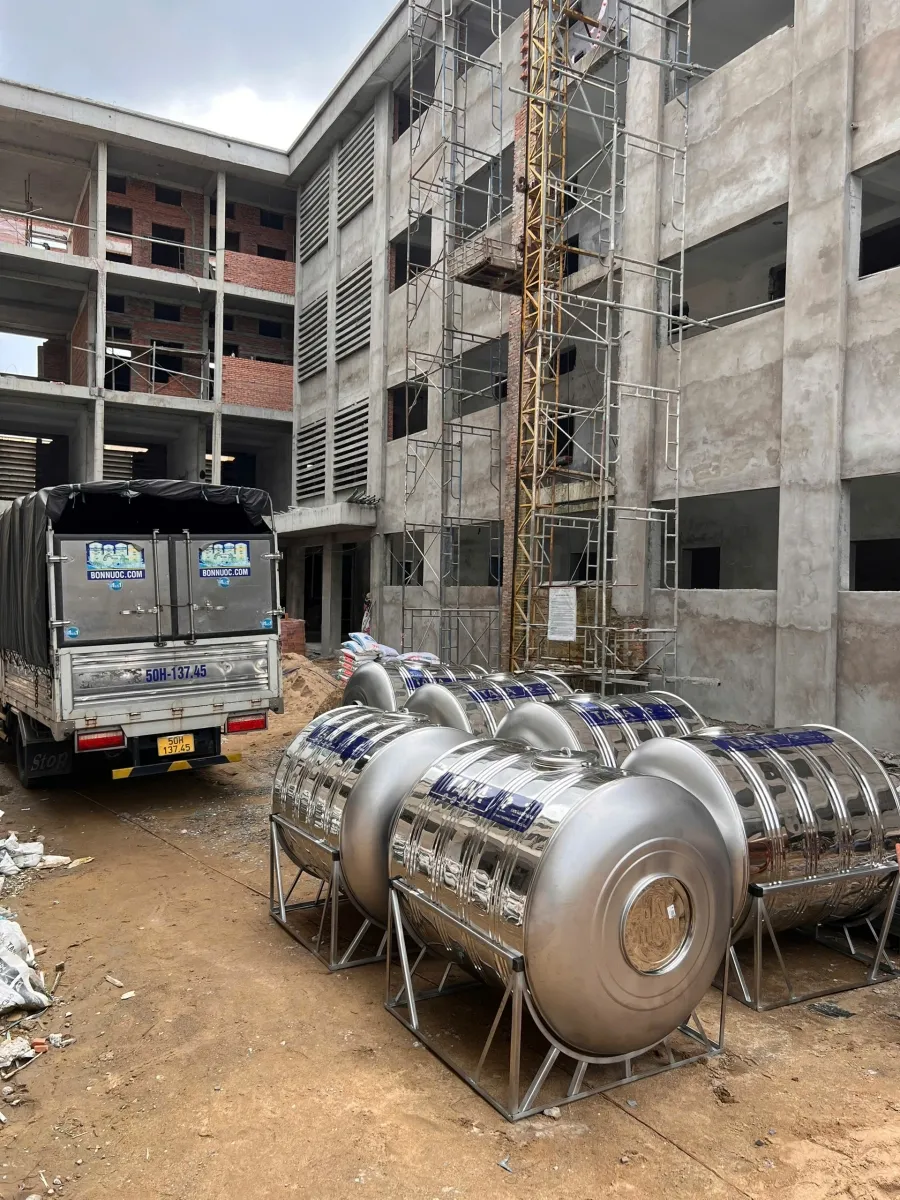 Cảnh sát đang kiểm tra hiện trường nơi nạn nhân được tìm thấy