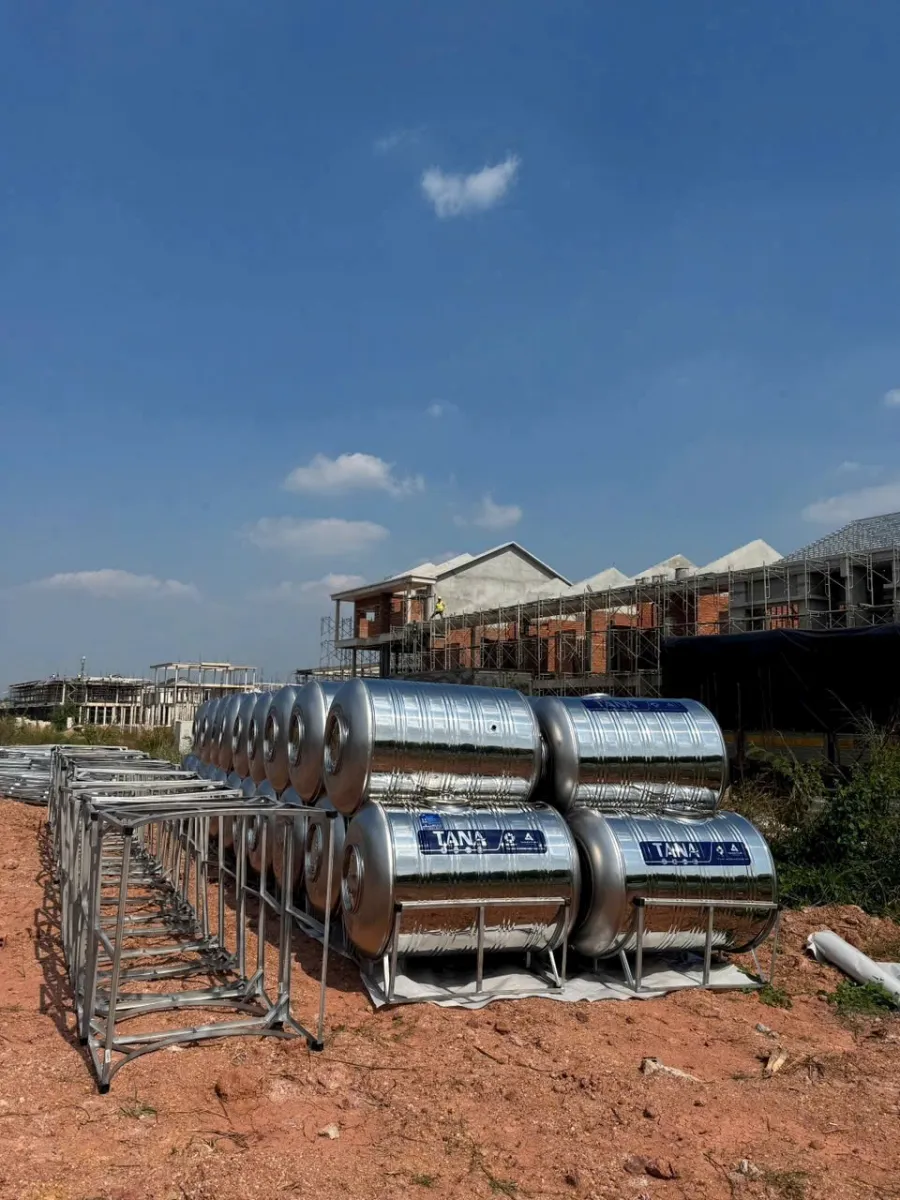 Cảnh sát đang kiểm tra hiện trường nơi nạn nhân được tìm thấy