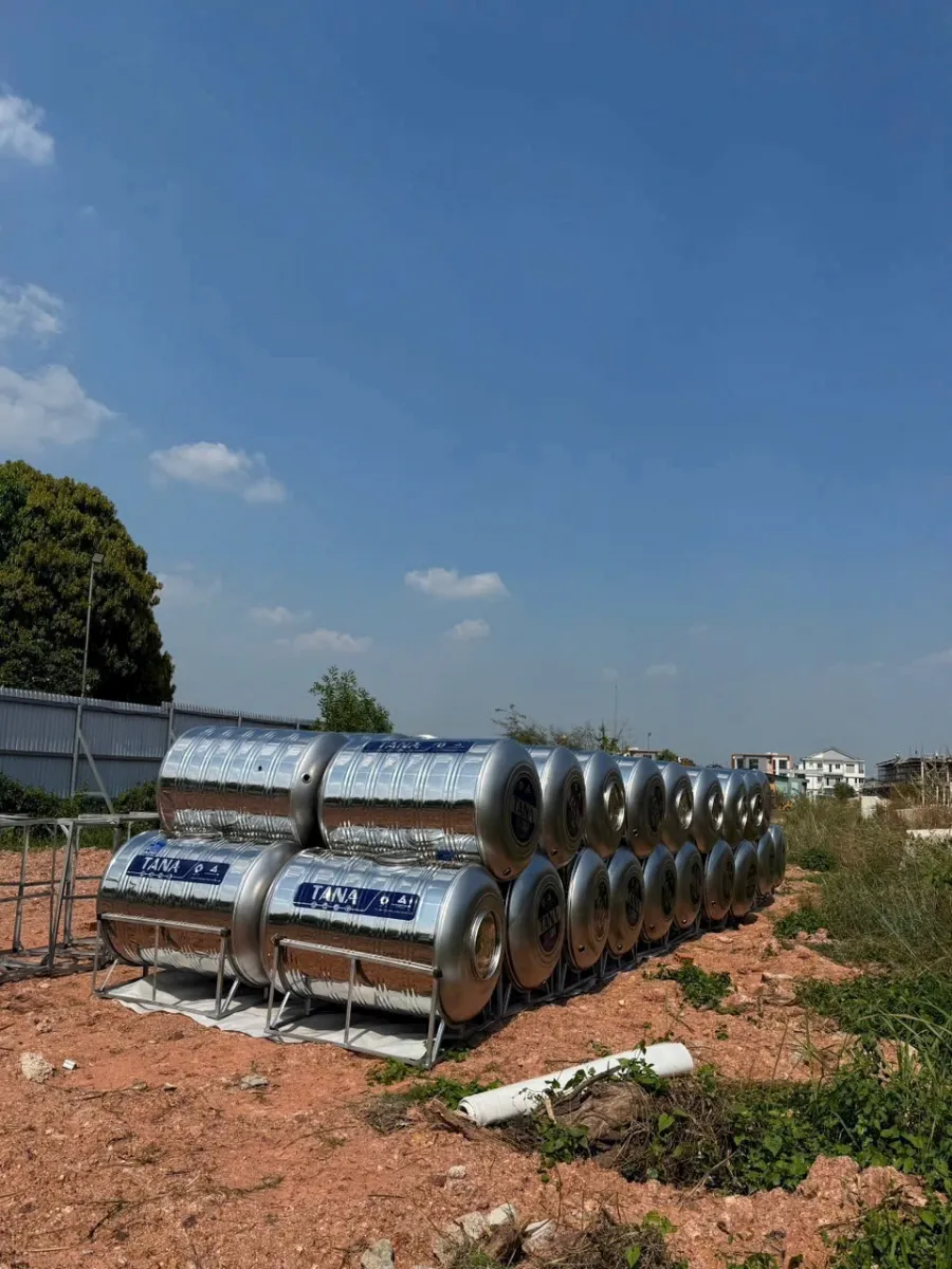 Cảnh sát đang kiểm tra hiện trường nơi nạn nhân được tìm thấy