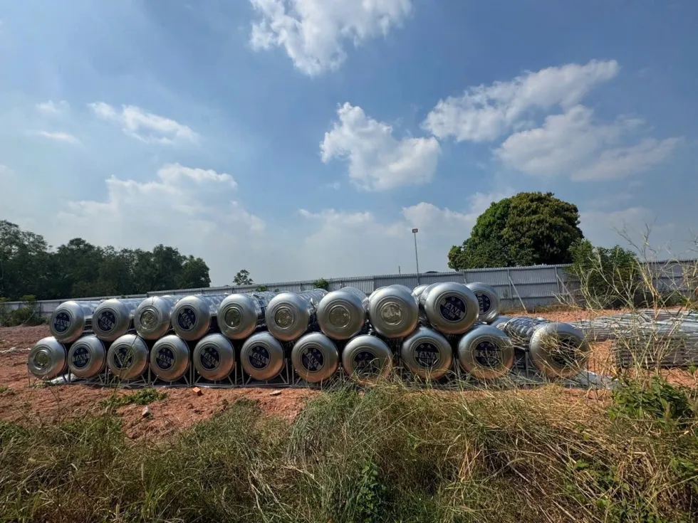 Cảnh sát đang kiểm tra hiện trường nơi nạn nhân được tìm thấy