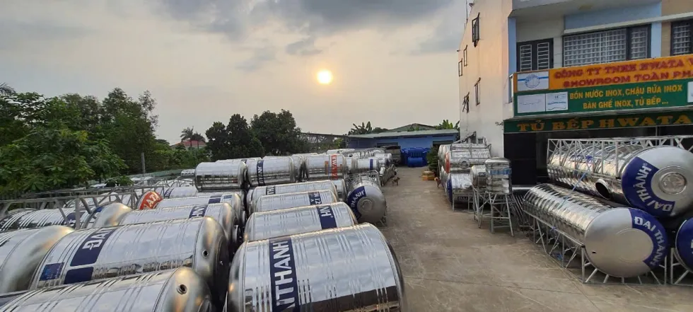 Cảnh sát đang kiểm tra hiện trường nơi nạn nhân được tìm thấy