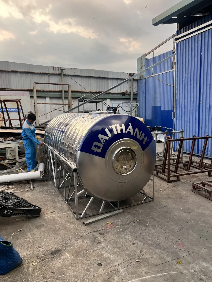 Cảnh sát đang kiểm tra hiện trường nơi nạn nhân được tìm thấy