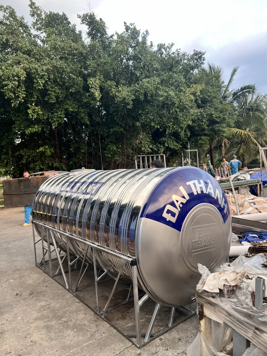 Cảnh sát đang kiểm tra hiện trường nơi nạn nhân được tìm thấy