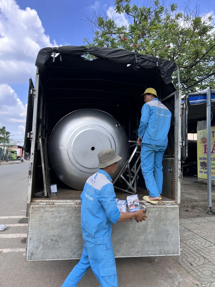 Cảnh sát đang kiểm tra hiện trường nơi nạn nhân được tìm thấy